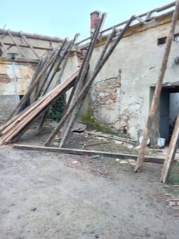 Staré trámy rozebrani starých domů stodol - 6