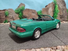 prodám model 1:18 mercedes benz CLK 320 - 6