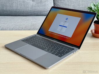 JAKO NOVÝ Apple MacBook Pro 13" - 8GB RAM / 512GB SSD - 6