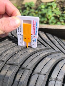celoroční pneu 215/55 r17 - 6