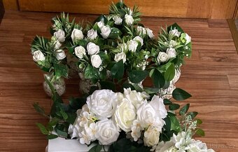 Svatební výzdoba: 9 váziček s květinami na stoly + 1 velká - 6