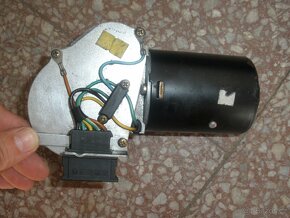 MOTOREK PŘEDNÍCH STĚRAČŮ ŠKODA FELICIE - 6