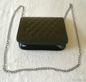 Malá černá kabelka s řetízkovým popruhem - 6