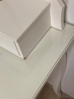 Kosmetický stůl bez židle - 6