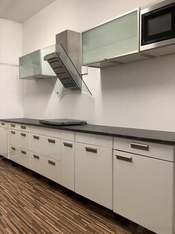 Moderní světlá kuchyně LEJLA - 6