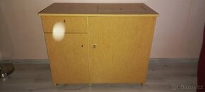 Starší skříňový šicí stroj - 6