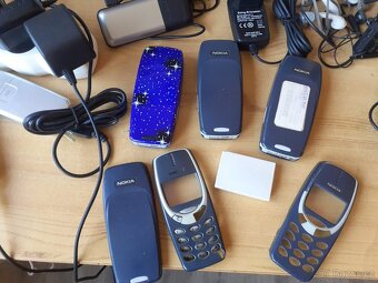 MOBILY + NABÍJEČKY + SLUCHÁTKA - 6