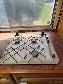 Obytný karavan Hobby 380 s predstanem - 6