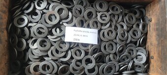 Velký výběr spojovacího materiálu (šrouby různé),podložky - 6