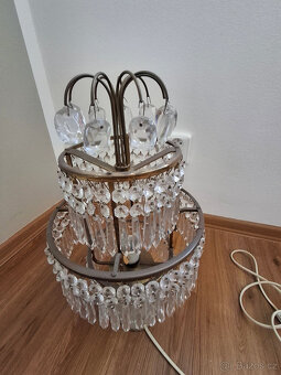 KŘIŠŤÁLOVÝ LUSTR A POKOJOVÁ LAMPA. - 6
