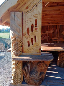 Prodám dřevěný vyřezávaný altán s šindelovou střechou - 6