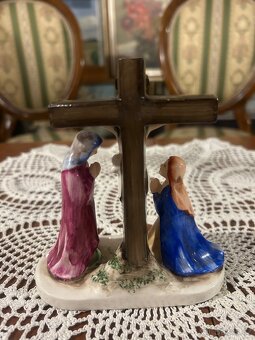 starožitná porcelánová soška – Kalvárie / Ukřižování Krista - 6