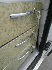 Skříňka dřevěná se zásuvkami uzamykatelná za 500 kč - 6