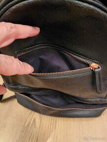Prodám Dámský batoh se zlatými kovovými doplňky, Eko kůže - 6