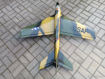 Starší rc letadlo vojenská stíhačka na spalovací motor - 6