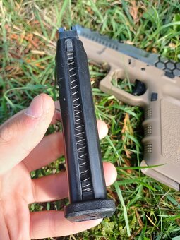 Castomizovanej glock 18 plyn - 6