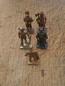 Cinovy figurky a plastové podstavce - 6