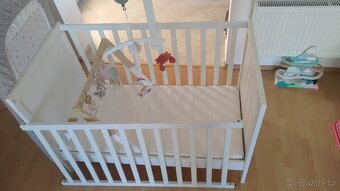 Dětská postýlka s matrací, kolotoč a další... - 6