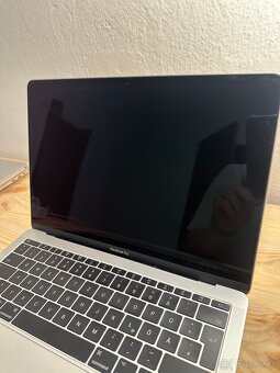 Apple MacBook Pro 2017 256GB i5 8GB RAM - 6