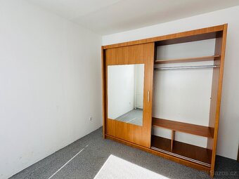 Krásná šatní skříň vyrobená na zakazku - 6