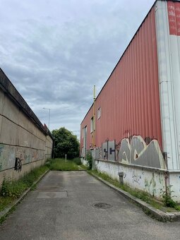 Pronájem haly cca 810m2 včetně kanceláří u metra Hůrka Praha - 6