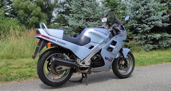 Honda VFR 750 F RC24 - 6