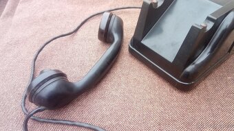 Tesla - starý bakelitový telefon s kličkou. - 6