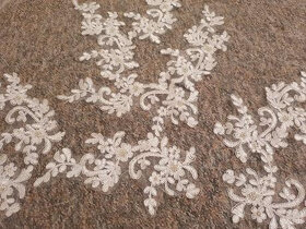 Svatební závoj s krajkou a korálky - 6