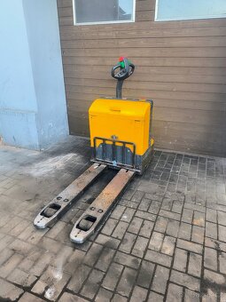 Elektrický nízkozdvižný paletový vozík Jungheinrich EJE 220 - 6