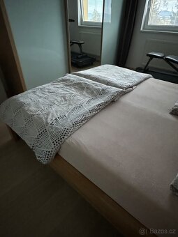 Postel z masivu včetně nočních stolků - 6