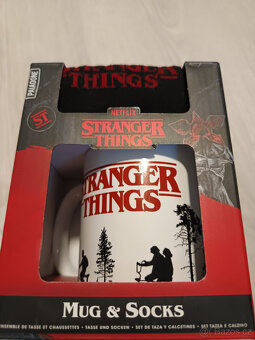 Hrnek + ponožky Stranger Things - 6