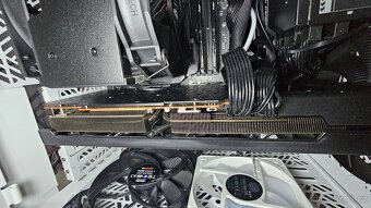 AMD Radeon RX 6800 - 6