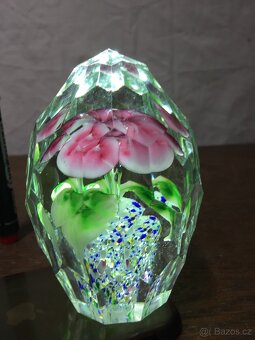 skleněné ... Velké zabroušené těžítko s květinou přes 1 kg k - 6