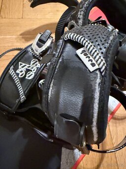 Snowboard, vázání, brýle - 6