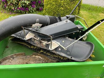 Zahradní traktor John Deere + příslušenství - 6