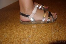 sandále, pantofle č. 35 a č. 36, zimní tenisky - 6