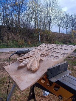 Dubový reliéf včely - 6