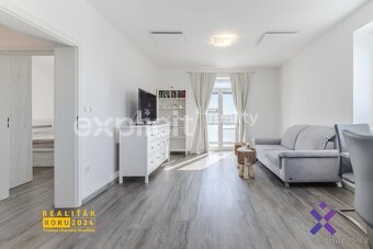 Prodej bytu 2+kk 65 m2 s vlastní zahradou 126 m2 a dvěmi stá - 6