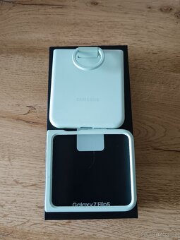 Samsung Galaxy Z Flip5 - 6