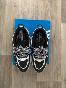 Snakery Magmur Runner z kolekce adidas Originals 37,5 - 6