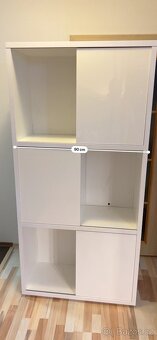 Velká bílá lesklá knihovna s posuvnými dveřmi - 6