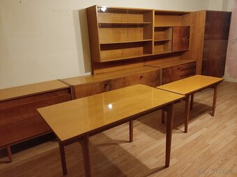 Set retro nábytku - skříň, vitrína, prádelník a stoly - 6