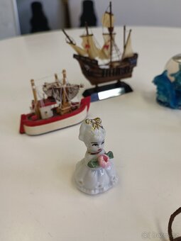 Balíček malých dekorací a suvenýrů - lodě, delfíni, figurka - 6