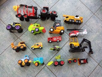 Auto,nákladák,bagr,robot,popeláři,kočárek,autobus,plyšák - 6