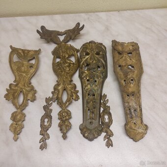 Staré mosazné ozdoby na skříň. - 6