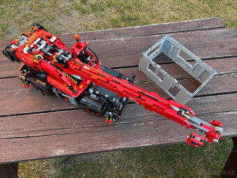 LEGO Technic 42082 Terénní jeřáb - 6