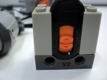 Lego Technic motorová sada ze setu 9398 - 6