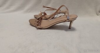Dámské zlaté páskové sandály na podpatku, vel. 42 - 6