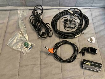 Elektrická kytara s bohatým příslušenstvím - 6