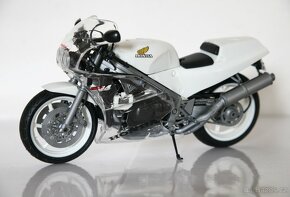 Silniční motocykly Honda TAMIYA (1:12) - 6
